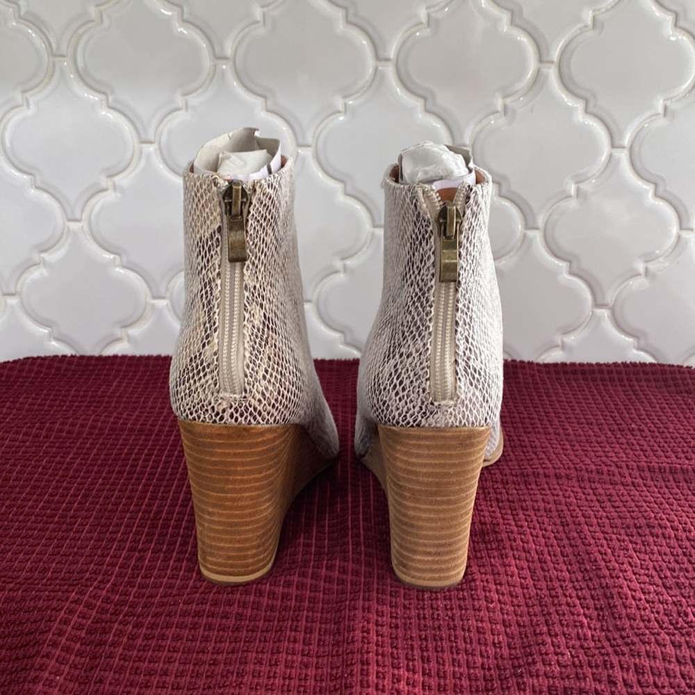 Open Toe Snake Print Wedges - Picture 4 of 8